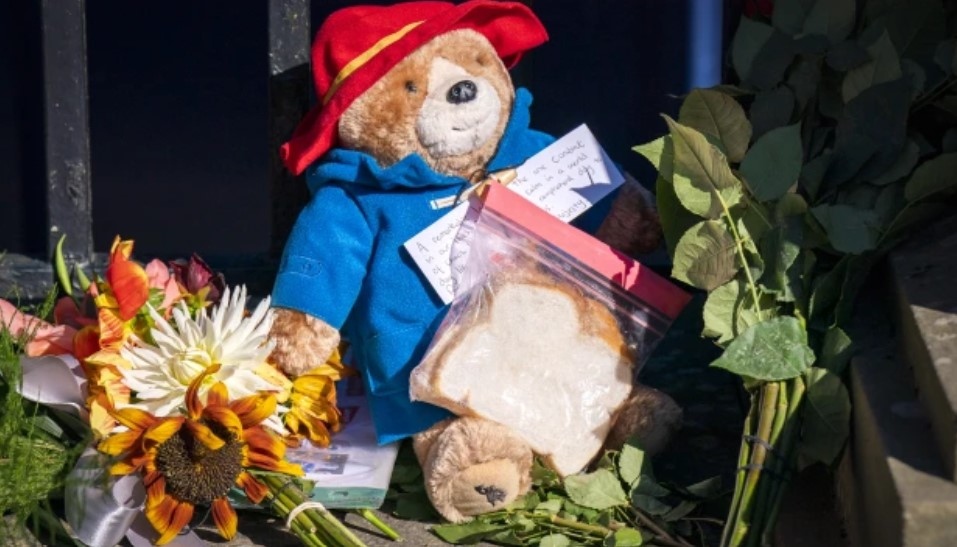 Мечето Падингтън също се сбогува с кралица Елизабет II Почитател